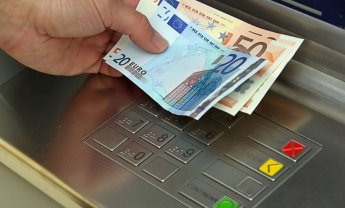 Νέα χαλάρωση στα capital controls. Αυξήθηκε στα €1000 η μεταφορά χρημάτων στο εξωτερικό