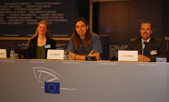 Κρίτων Αρσένης: Επικίνδυνα για τα Δελφίνια τα Δελφινάρια