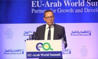 Τι είπε ο διοικητής της ΤτΕ, Γιάννης Στουρνάρας στο EU-Arab World Summit;