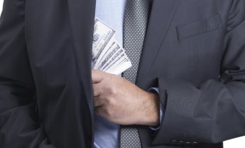 Οι μέτοχοι βάζουν το χέρι στην τσέπη