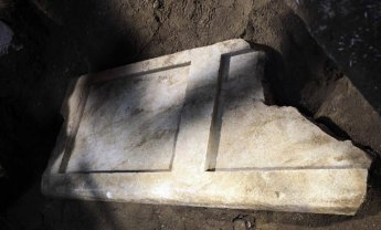 Αμφίπολη: Εντοπίστηκε και το δεύτερο μαρμάρινο θυρόφυλλο