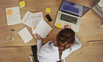 Μικρές συμβουλές για αποδοτικές ημέρες στο γραφείο