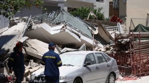 Όταν μια πολυκατοικία καταρρέει, κάτι μας λέει για την πόλη