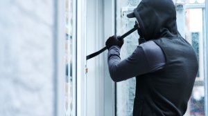 Allianz: Διάρρηξη σπιτιού το καλοκαίρι - Πώς να προστατευτείς και να νιώθεις ήρεμος στις διακοπές σου