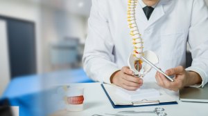 Metropolitan Hospital: Οστεοπόρωση – Ποια είναι τα σημάδια που δεν πρέπει να αγνοούμε
