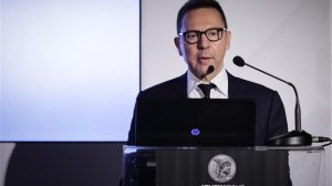 Υπέρ του δεύτερου και τρίτου πυλώνα ασφάλισης ο Στουρνάρας
