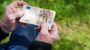 Στα 12 ευρώ μηνιαίως το ΕΚΑΣ το 2019 - Καταργείται το 2020
