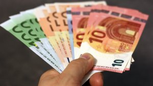 Τράπεζα πλήρωσε λόγω υπαιτιότητας πρόστιμο καταναλωτή για μη εμπρόθεσμη πληρωμή τελών κυκλοφορίας