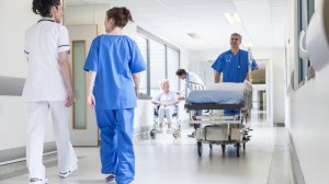 Ορίζει ελάχιστο όριο κλινών για τη λειτουργία το νομοσχέδιο για τις ιδιωτικές κλινικές