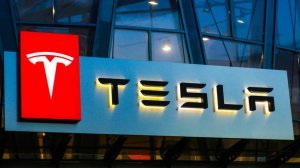 Ραντεβού της Tesla με το Υπουργείο Περιβάλλοντος