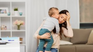 Η δύσκολη καθημερινότητα δημιουργεί πονοκέφαλο στις μαμάδες
