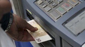 Ακριβότερες από σήμερα οι αναλήψεις μετρητών στα ATM