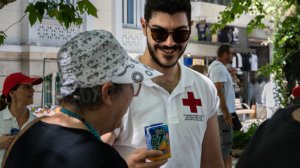 Ο Ελληνικός Ερυθρός Σταυρός δίπλα στους πολίτες τις ημέρες του καύσωνα!