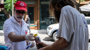 Ο Ελληνικός Ερυθρός Σταυρός δίπλα στους πολίτες που πλήττονται από τον καύσωνα