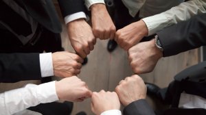 Πολυεθνικοί όμιλοι και συνεταιριστικές ασφαλιστικές σε κοινό μέτωπο!