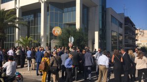 Σε εξέλιξη η συγκέντρωση ασφαλιστικών διαμεσολαβητών έξω από το κτήριο της NN Hellas (φωτογραφίες)