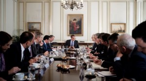 Μητσοτάκης σε τραπεζίτες: Ανακαλέστε τις αυξήσεις