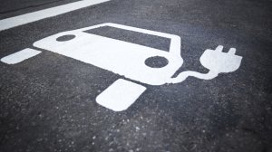 Ενίσχυση της ηλεκτροκίνησης και κίνητρα για ανανέωση του στόλου των αυτοκινήτων στα σχέδια της κυβέρνησης