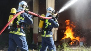 Μεγάλη πυρκαγιά σε εργοστάσιο με χημικά στο Βαθύ Αυλίδας