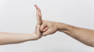 «ΣΤΟΠ» στην αύξηση της ενδοοικογενειακής βίας εν μέσω εγκλεισμού λένε οι Ευρωβουλευτές