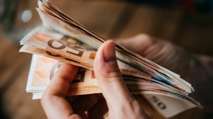 Η απόφαση για τα 800 ευρώ σε 160.000 νέους δικαιούχους!