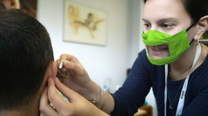 Καινοτόμος μάσκα διευκολύνει την επικοινωνία των ανθρώπων με προβλήματα ακοής