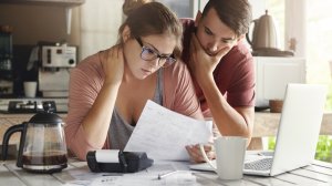Πάνω από 100 δισ. ευρώ οι οφειλές στην εφορία και οι ασφαλιστές «εγκατέλειψαν» τις οικογένειες!