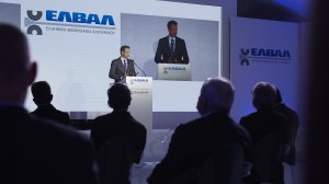Ο Κυριάκος Μητσοτάκης στην παρουσίαση της νέας επένδυσης της ΕΛΒΑΛ