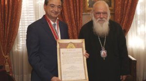 Απονομή Μεταλλίου Αρχιεπισκοπής Αθηνών στον Φ. Καραβία της Eurobank