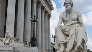 «Ούτε γαρ ιατροί ήρκουν το πρώτον θεραπεύοντες αγνοία, αλλ’ αυτοί μάλιστα έθνησκον όσω και μάλιστα προσήεσαν, ούτε άλλη ανθρωπεία τέχνη ουδεμία…» (Θουκυδίδης, Ιστορία)