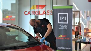 Η Carglass® Ελλάδος πιστοποιημένη και για ηλεκτροκίνητα οχήματα από το Institute of the Motor Industry