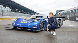 Ο Nico Rosberg δοκιμάζει το ηλεκτρικό αγωνιστικό μονοθέσιο ID.R της Volkswagen