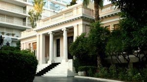 Νέα Κυβέρνηση με ισορροπίες, στοχευμένες παρεμβάσεις και αλλαγή εκπροσώπου 