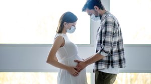 ΕΚΠΑ: Εγκυμοσύνη, επιπλοκές και εμβολιασμός στην πανδημία Covid-19