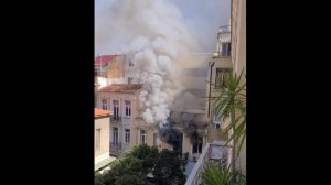 Βίντεο: Φωτιά σε κτήριο κοντά στην Ερμού