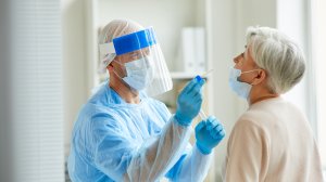 ΕΚΠΑ: Προηγηθείσα νόσος COVID-19 προσφέρει προστασία από επανα-λοίμωξη με SARS-CoV-2;