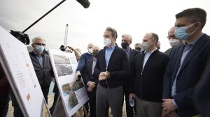 Στην Κόρινθο ο Μητσοτάκης: Επισκέψεις σε Διώρυγα, καλλιέργειες με ζημιές και βιομηχανική μονάδα
