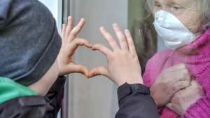 Generali: Πώς να συναναστραφείτε με ηλικιωμένους χωρίς τον φόβο Covid-19