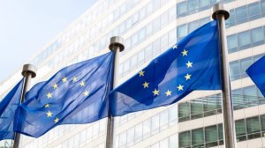 Κομισιόν: Πρόταση για ανάπτυξη και διαθεσιμότητα φαρμακοθεραπευτικών μέσων κατά της COVID-19