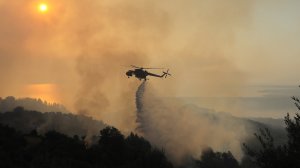 Κυβέρνηση: Με σχέδιο απέτρεψε τα χειρότερα στην πυρκαγιά της Βαρυμπόμπης