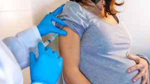 ΕΚΠΑ: Ασφαλή τα mRNA εμβόλια για έγκυες, θηλάζουσες ή γυναίκες που έχουν σκοπό να μείνουν έγκυες