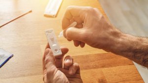Self-test: Διάθεση δύο δωρεάν τεστ σε μη εμβολιασμένους για έλεγχο μετά τις διακοπές