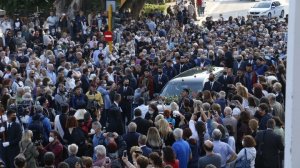 Σε λαϊκό προσκύνημα η σορός του Μίκη Θεοδωράκη στην Μητρόπολη Χανίων