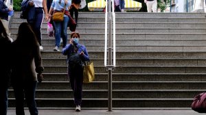 Έρευνα διαΝΕΟσις: Πώς επηρέασαν οι 20 μήνες πανδημίας τους Έλληνες