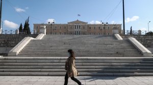 Σκληρή κόντρα Κυβέρνησης-Αντιπολίτευσης με φόντο τη νέα έξαρση της πανδημίας
