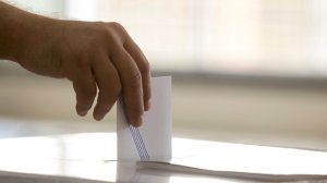 Συναγερμός στα επιτελεία Νέας Δημοκρατίας και Σύριζα για τις δημοσκοπήσεις. Σε τροχιά ανόδου το Κινάλ 