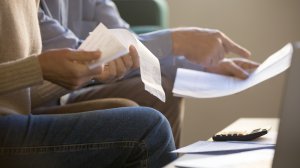 Φάρμακο για την ακρίβεια αναζητεί η Κυβέρνηση. Το διαθέσιμο εισόδημα και η πίεση στην κοινωνία 