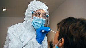 Μειώνεται το ανώτατο όριο τιμής χρέωσης για τα μοριακά tests