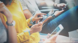 Μέσω του mobilefees.gov.gr οι αιτήσεις για την απαλλαγή των νέων, ηλικίας 15-29 ετών, από τα τέλη κινητής και καρτοκινητής τηλεφωνίας