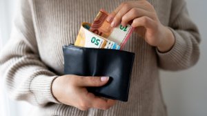 Πώς θα δοθεί το «επίδομα ακρίβειας» έως τις 21 Απριλίου;